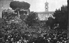 A Rome : L'Anniversaire de l'entrée en guerre de l'Italie. --La foule sur les rampes du...mai 1916. Creator: Unknown