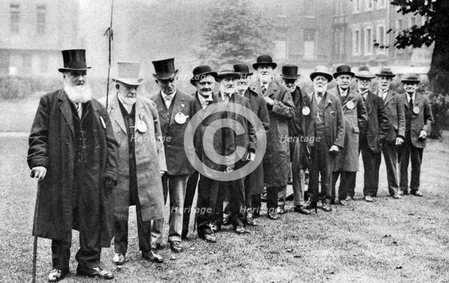 A row of old 'cabbies', London, 1926-1927. Artist: Unknown