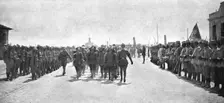 A Salonique; Debarquement du contingent italien le 10 aout ; nos allies s'avancent entre une double Creator: Unknown
