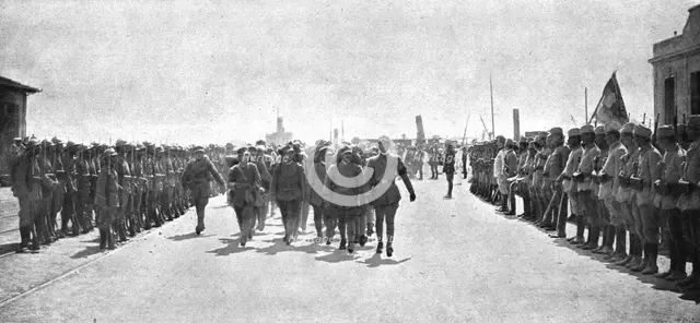 'A Salonique; Debarquement du contingent italien le 10 aout ; nos allies s'avancent entre une double Creator: Unknown.