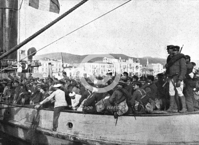 'A Salonique; Des reguliers grecs, qui ont quitte l'armee apres avoir fait le coup de feu contre les Creator: Unknown.
