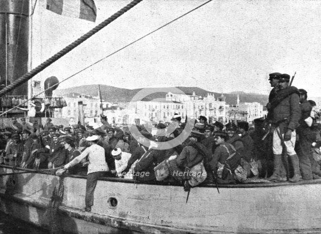 'A Salonique; Des reguliers grecs, qui ont quitte l'armee apres avoir fait le coup de feu contre les Creator: Unknown.