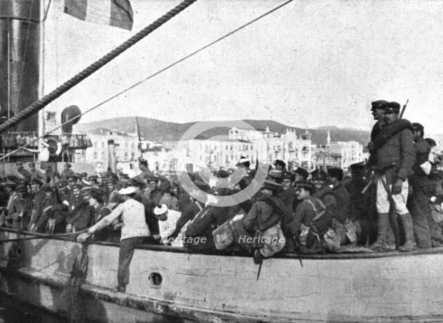 'A Salonique; Des reguliers grecs, qui ont quitte l'armee apres avoir fait le coup de feu contre les Creator: Unknown.