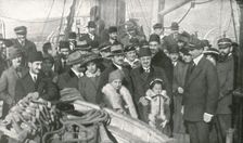 A Salonique; L'arrivee a Toulon des consuls arretes, de leurs familles et du... 1916 (1924) Creator: Unknown
