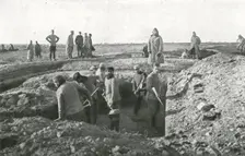 'A Salonique; La ville et le camp de Salonique sont mis immediatement en etat de defense 1916. Creator: Unknown