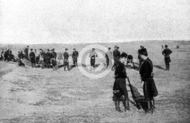 'A Salonique; Miliciens cretois don’t la tenue toute noire est curieuse', 1916. Creator: Unknown.