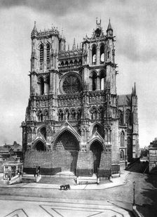 Amiens sous le feu; La Cathedrale d'Amiens sous le revetement qui protegeait les portails 1918. Creator: Unknown