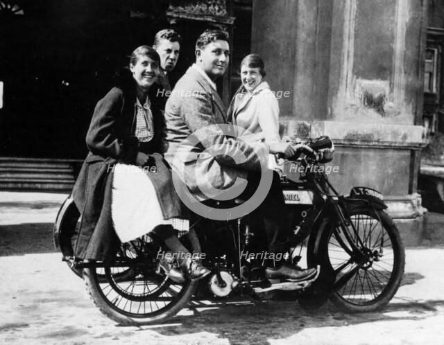 An Ariel 500 belt drive three-wheeler, 1914. Artist: Unknown