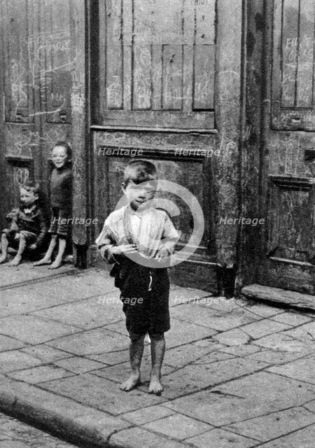 An East End child, London, 1926-1927. Artist: Unknown