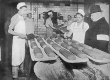 An inspector visiting a Berlin bakery 1915