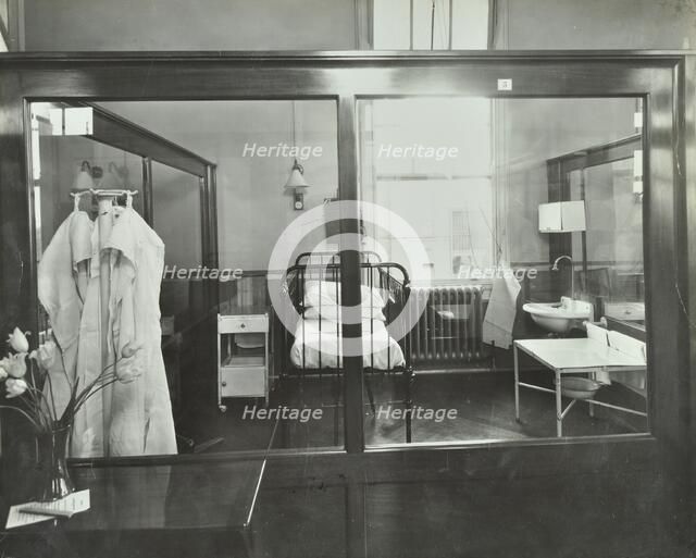 An isolation chamber, Brook General Hospital, London, 1935. Artist: Unknown.