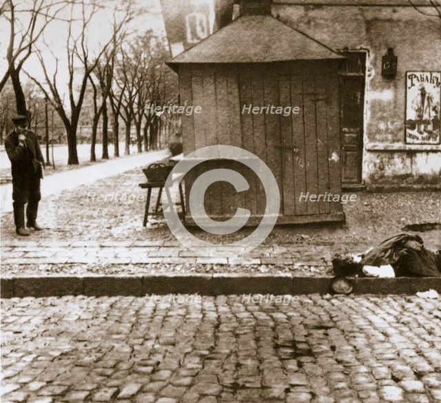 An onlooker observes a dead man left in the streets, Russia, early 20th century. Artist: Unknown