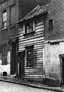 An old wooden house in St John's Hill, Shadwell, London, 1926-1927.Artist: Whiffin