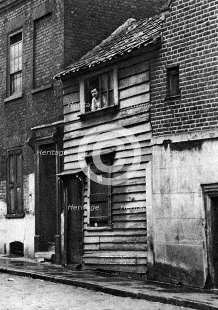 An old wooden house in St John's Hill, Shadwell, London, 1926-1927.Artist: Whiffin