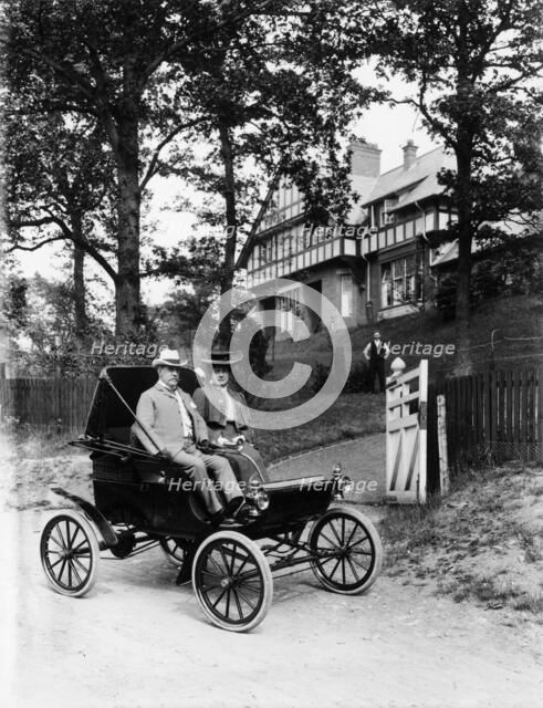 An Oldsmobile Curved Dash, 1902. Artist: Unknown