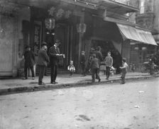 An unsuspecting victim, Chinatown, San Francisco, between 1896 and 1906. Creator: Arnold Genthe