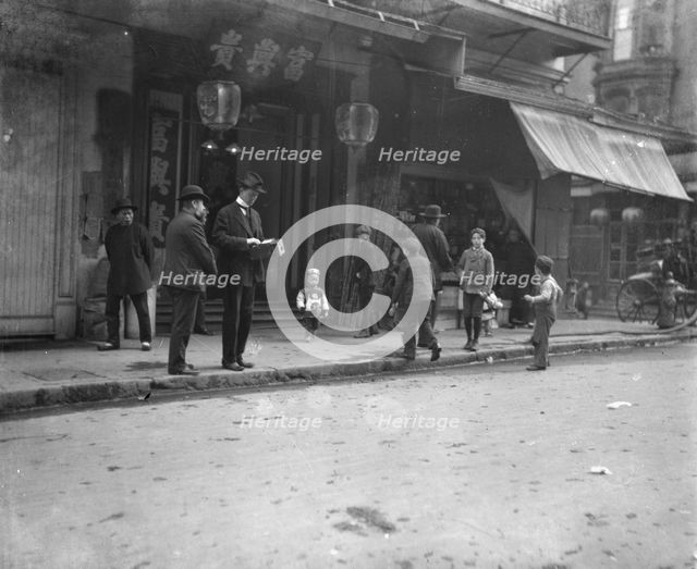 An unsuspecting victim, Chinatown, San Francisco, between 1896 and 1906. Creator: Arnold Genthe.