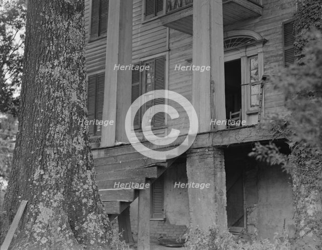 Antebellum plantation house in Greene County, Georgia, 1937. Creator: Dorothea Lange.