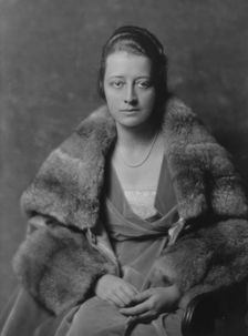 Andrews, E., Miss, portrait photograph, 1916. Creator: Arnold Genthe