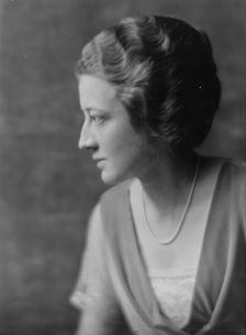 Andrews, E., Miss, portrait photograph, 1916. Creator: Arnold Genthe