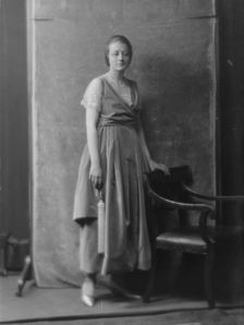 Andrews, E., Miss, portrait photograph, 1916. Creator: Arnold Genthe