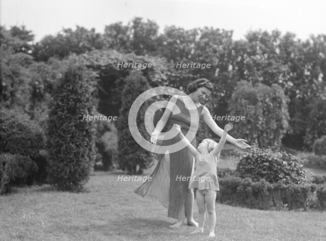 Anita Zahn dancers, between 1911 and 1942. Creator: Arnold Genthe.