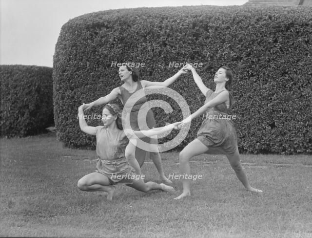 Anita Zahn dancers, between 1911 and 1942. Creator: Arnold Genthe.