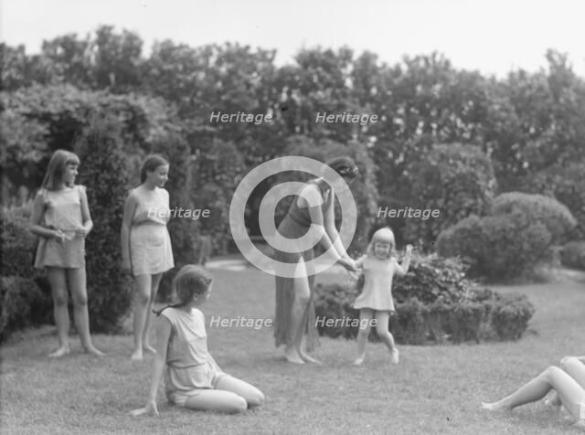Anita Zahn dancers, between 1911 and 1942. Creator: Arnold Genthe.