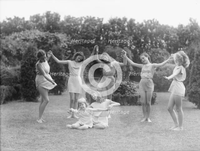 Anita Zahn dancers, between 1911 and 1942. Creator: Arnold Genthe.