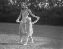 Anita Zahn dancers, between 1911 and 1942. Creator: Arnold Genthe