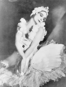 Anna Pavlova in Dying Swan (Le Cygne), c1905. Creator: Unknown