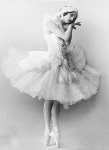 Anna Pavlova in Dying Swan (Le Cygne), c1905
