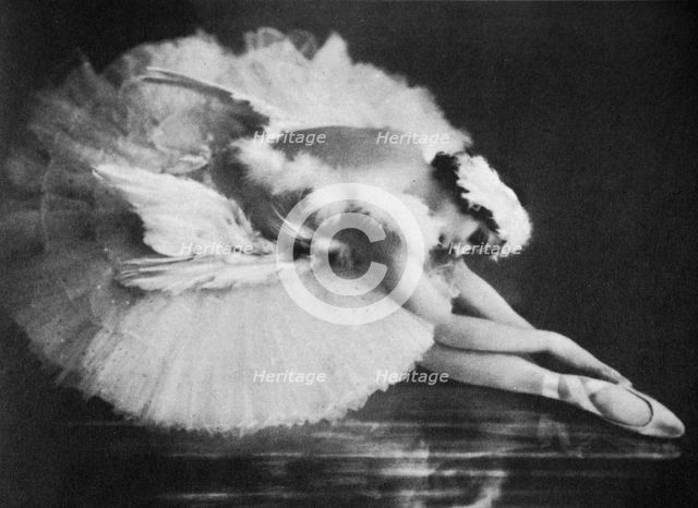Anna Pavlova in 'The Swan', 20th century.  Creator: Unknown.