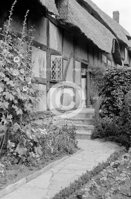 Anne Hathaway's cottage at Shottery, Warwickshire, c1945-c1965. Artist: SW Rawlings