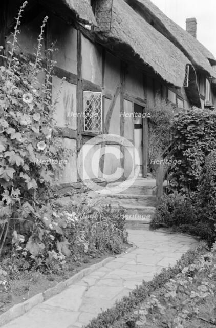 Anne Hathaway's cottage at Shottery, Warwickshire, c1945-c1965. Artist: SW Rawlings