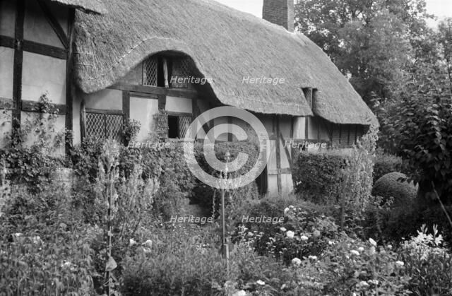 Anne Hathaway's cottage at Shottery, Warwickshire, c1945-c1965. Artist: SW Rawlings