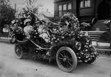 Annual flower fete, Portland, Oregon, between c1910 and c1915. Creator: Bain News Service