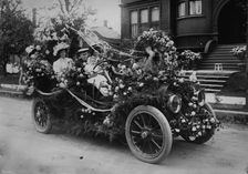 Annual flower fete, Portland, Oregon, between c1910 and c1915. Creator: Bain News Service