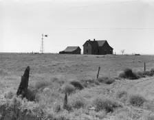 Abandoned farmhouse in the Columbia Basin, one mile east of Quincy, Grant County, Washington, 1939. Creator: Dorothea Lange