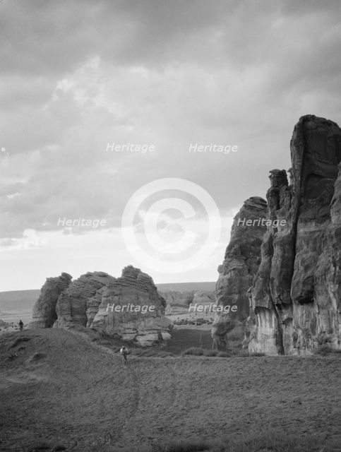 Acoma, New Mexico area views, between 1899 and 1928. Creator: Arnold Genthe.