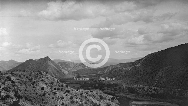 Acoma, New Mexico area views, between 1899 and 1928. Creator: Arnold Genthe.