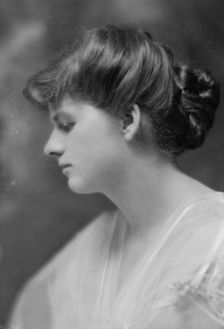 Adams, Elizabeth, Miss, portrait photograph, 1914 Sept. 26. Creator: Arnold Genthe