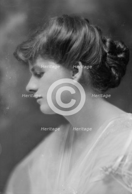 Adams, Elizabeth, Miss, portrait photograph, 1914 Sept. 26. Creator: Arnold Genthe.