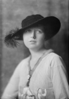 Adams, Mrs., portrait photograph, 1914. Creator: Arnold Genthe