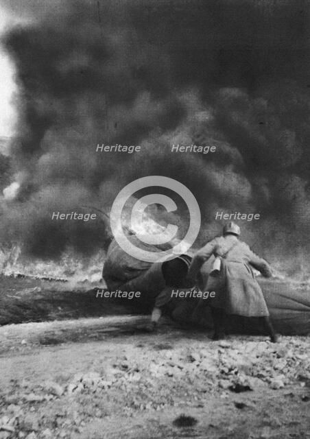 'Aerostiers et Observateurs en Ballon; Tandis que le ballon, abandonne a son sort, acheve..., 1917. Creator: Unknown.