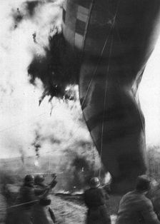 Aerostiers et Observateurs en Ballon; Un ballon <<saucisse>>. Ramene a terre apres..., 1917. Creator: Unknown
