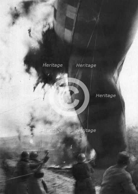 'Aerostiers et Observateurs en Ballon; Un ballon <<saucisse>>. Ramene a terre apres..., 1917. Creator: Unknown.