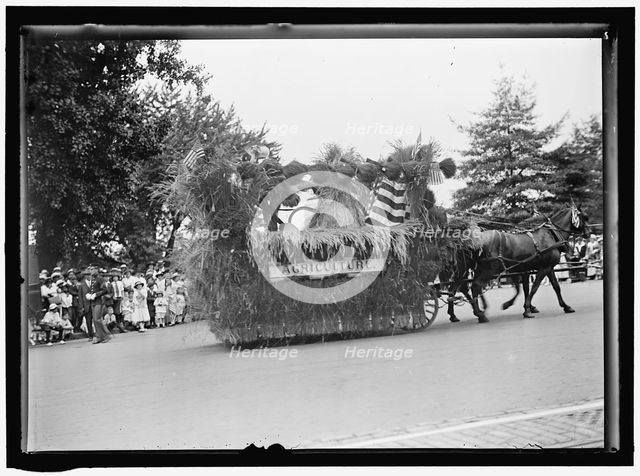 Agriculture Department, 4th of July Parade, Float, between 1913 and 1917. Creator: Harris & Ewing.