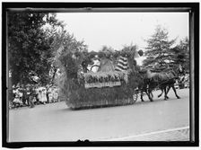 Agriculture Department, 4th of July Parade, Float, between 1913 and 1917. Creator: Harris & Ewing