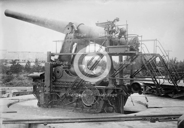 Aiming 14" gun -- Sandy Hook, between c1910 and c1915. Creator: Bain News Service.